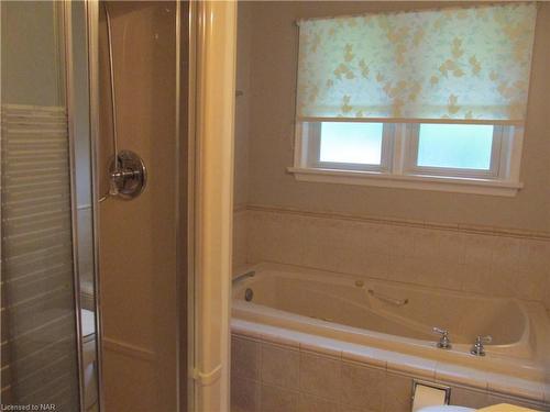 6 East Hampton Road, St. Catharines, ON - Indoor Photo Showing Bathroom