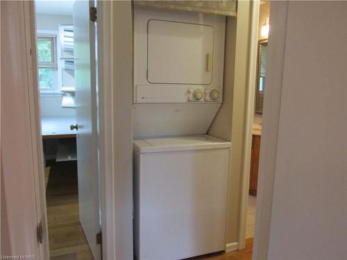 6 East Hampton Road, St. Catharines, ON - Indoor Photo Showing Laundry Room