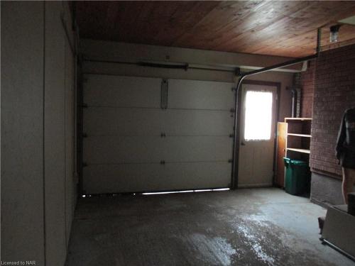 6 East Hampton Road, St. Catharines, ON - Indoor Photo Showing Garage