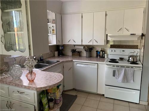 6842 Hagar Avenue, Niagara Falls, ON - Indoor Photo Showing Kitchen With Double Sink