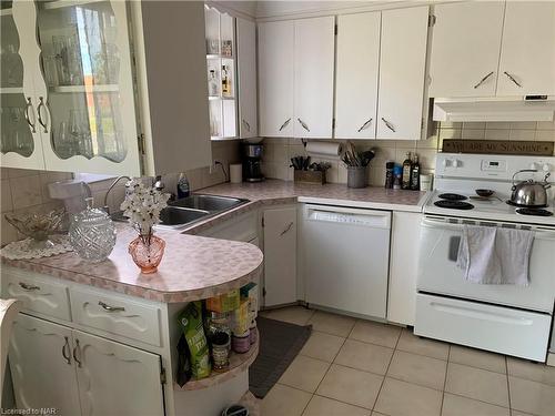 6842 Hagar Avenue, Niagara Falls, ON - Indoor Photo Showing Kitchen With Double Sink