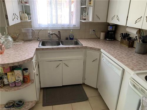 6842 Hagar Avenue, Niagara Falls, ON - Indoor Photo Showing Kitchen With Double Sink