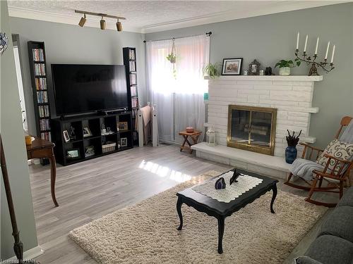 6842 Hagar Avenue, Niagara Falls, ON - Indoor Photo Showing Living Room With Fireplace