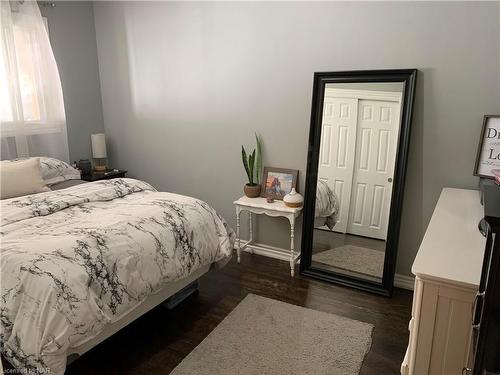 6842 Hagar Avenue, Niagara Falls, ON - Indoor Photo Showing Bedroom