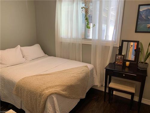 6842 Hagar Avenue, Niagara Falls, ON - Indoor Photo Showing Bedroom