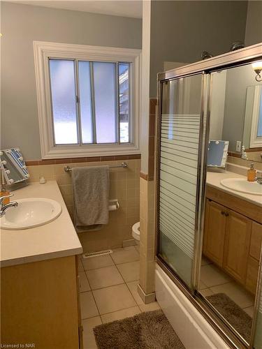 6842 Hagar Avenue, Niagara Falls, ON - Indoor Photo Showing Bathroom