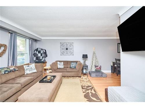 247 St Augustine Drive, St. Catharines, ON - Indoor Photo Showing Living Room