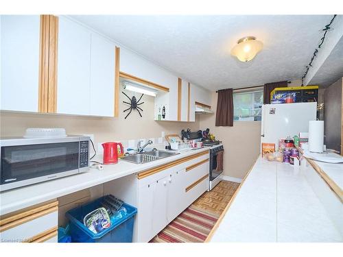 247 St Augustine Drive, St. Catharines, ON - Indoor Photo Showing Kitchen