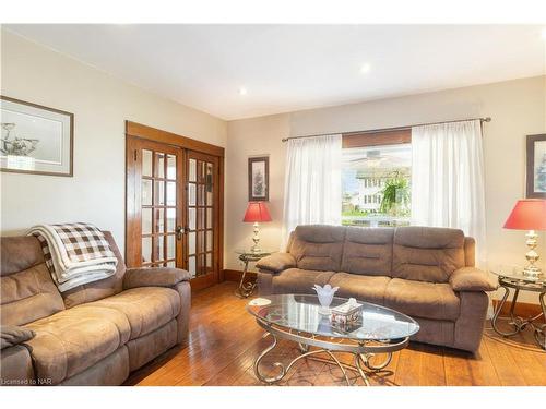 100 Elgin Street, Port Colborne, ON - Indoor Photo Showing Living Room