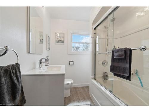 100 Elgin Street, Port Colborne, ON - Indoor Photo Showing Bathroom