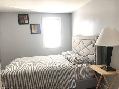 Upper-26 Oblate Street, St. Catharines, ON - Indoor Photo Showing Bedroom