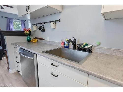 390 Gatfield Avenue, Welland, ON - Indoor Photo Showing Kitchen