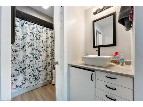 390 Gatfield Avenue, Welland, ON - Indoor Photo Showing Bathroom