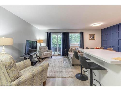 216-242 Oakdale Avenue, St. Catharines, ON - Indoor Photo Showing Living Room