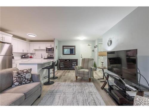 216-242 Oakdale Avenue, St. Catharines, ON - Indoor Photo Showing Living Room