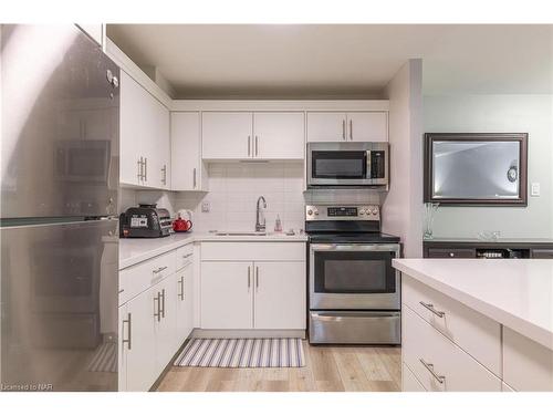 216-242 Oakdale Avenue, St. Catharines, ON - Indoor Photo Showing Kitchen