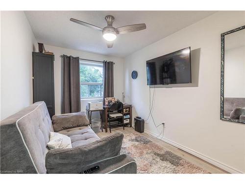 216-242 Oakdale Avenue, St. Catharines, ON - Indoor Photo Showing Living Room