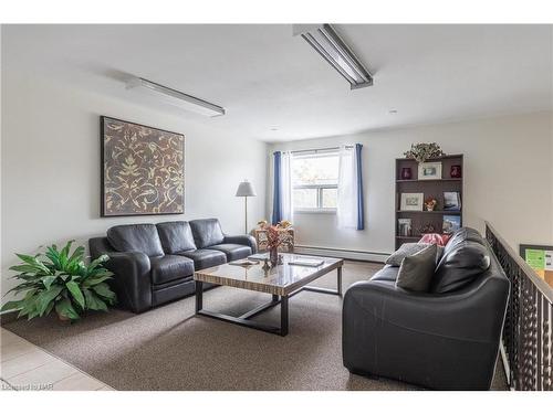 216-242 Oakdale Avenue, St. Catharines, ON - Indoor Photo Showing Living Room