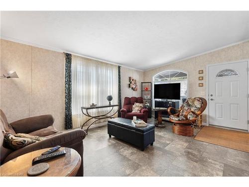 323-23 Four Mile Creek Road, Niagara-On-The-Lake, ON - Indoor Photo Showing Living Room