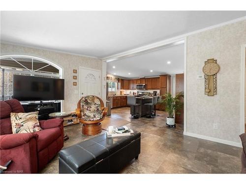 323-23 Four Mile Creek Road, Niagara-On-The-Lake, ON - Indoor Photo Showing Living Room