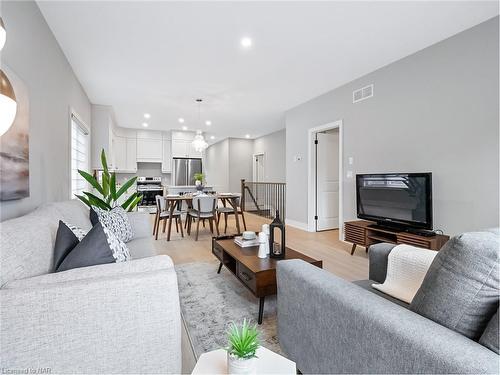 27 Austin Drive, Welland, ON - Indoor Photo Showing Living Room