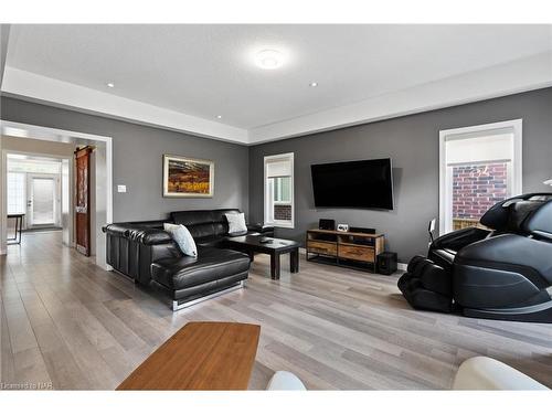 7 Cannery Drive, Niagara-On-The-Lake, ON - Indoor Photo Showing Living Room