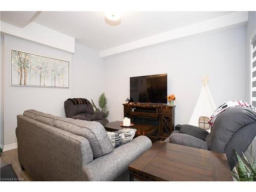 2-9 Renfrew Trail, Welland, ON - Indoor Photo Showing Living Room