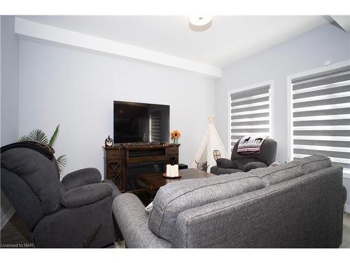 2-9 Renfrew Trail, Welland, ON - Indoor Photo Showing Living Room