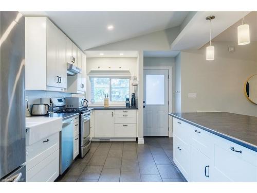 1344 Effingham Street, Pelham, ON - Indoor Photo Showing Kitchen