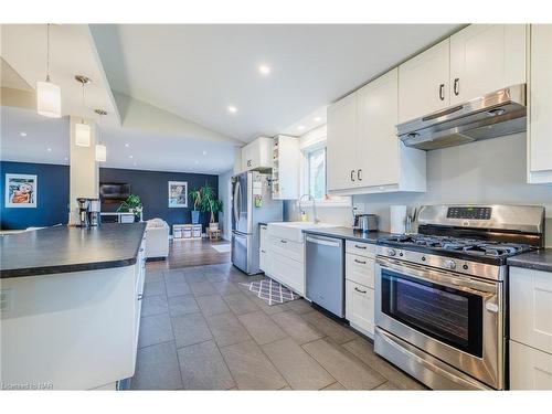 1344 Effingham Street, Pelham, ON - Indoor Photo Showing Kitchen