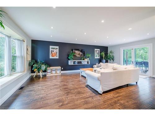 1344 Effingham Street, Pelham, ON - Indoor Photo Showing Living Room