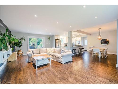 1344 Effingham Street, Pelham, ON - Indoor Photo Showing Living Room