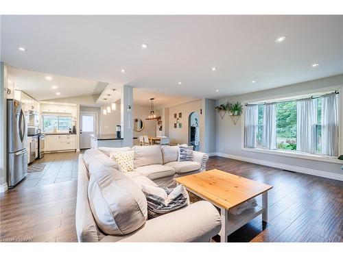 1344 Effingham Street, Pelham, ON - Indoor Photo Showing Living Room