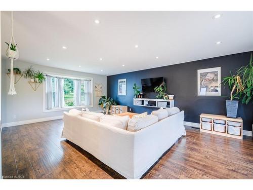 1344 Effingham Street, Pelham, ON - Indoor Photo Showing Living Room