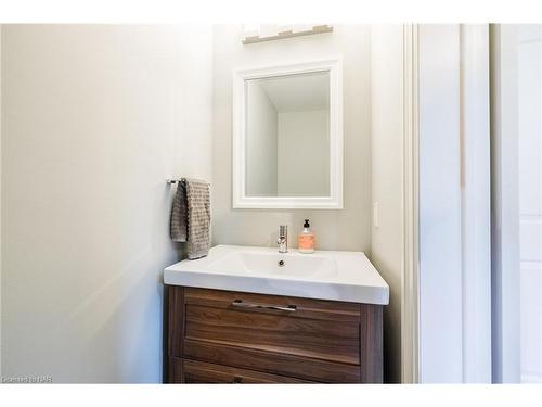 1344 Effingham Street, Pelham, ON - Indoor Photo Showing Bathroom