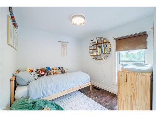 1344 Effingham Street, Pelham, ON - Indoor Photo Showing Bedroom