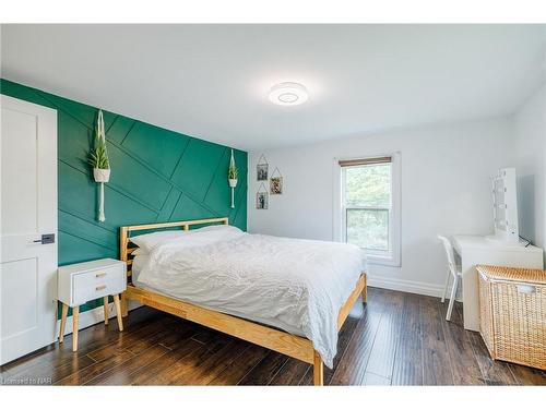 1344 Effingham Street, Pelham, ON - Indoor Photo Showing Bedroom