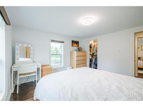 1344 Effingham Street, Pelham, ON - Indoor Photo Showing Bedroom