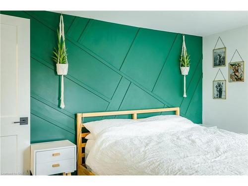 1344 Effingham Street, Pelham, ON - Indoor Photo Showing Bedroom