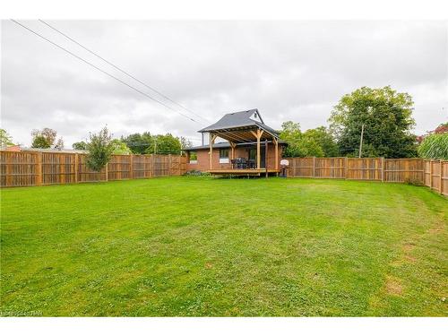 1344 Effingham Street, Pelham, ON - Outdoor With Backyard