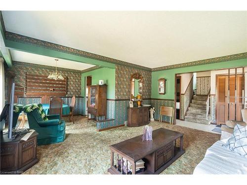 130 St Davids Rd Road, St. Catharines, ON - Indoor Photo Showing Living Room