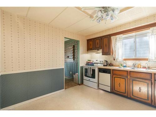 130 St Davids Rd Road, St. Catharines, ON - Indoor Photo Showing Kitchen