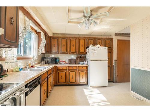 130 St Davids Rd Road, St. Catharines, ON - Indoor Photo Showing Kitchen With Double Sink