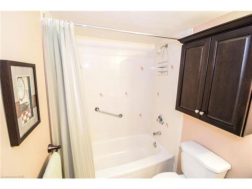 1001-7 Gale Crescent, St. Catharines, ON - Indoor Photo Showing Bathroom