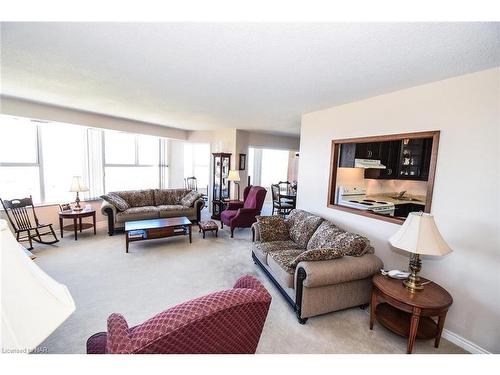 1001-7 Gale Crescent, St. Catharines, ON - Indoor Photo Showing Living Room