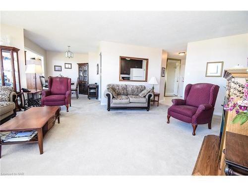 1001-7 Gale Crescent, St. Catharines, ON - Indoor Photo Showing Living Room