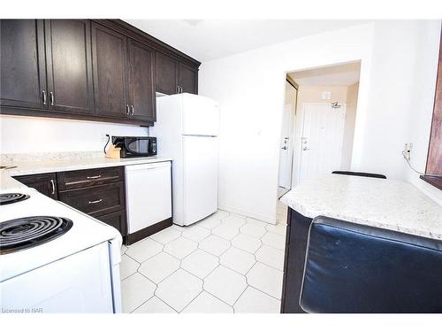 1001-7 Gale Crescent, St. Catharines, ON - Indoor Photo Showing Kitchen