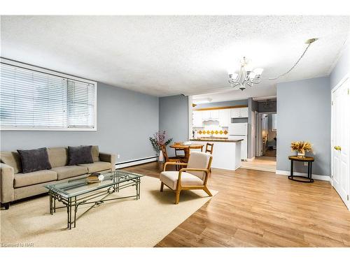 7-454 Carlton Street, St. Catharines, ON - Indoor Photo Showing Living Room