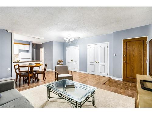 7-454 Carlton Street, St. Catharines, ON - Indoor Photo Showing Living Room