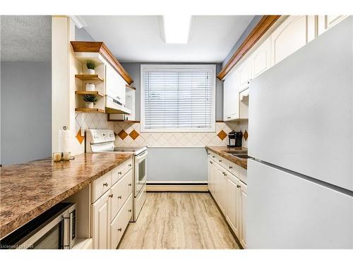 7-454 Carlton Street, St. Catharines, ON - Indoor Photo Showing Kitchen With Double Sink